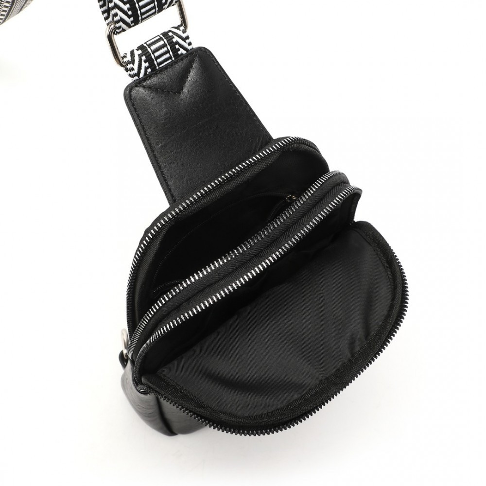 Czarna Torebka Saszetka Crossbody na Klatkę Piersiową Carel 