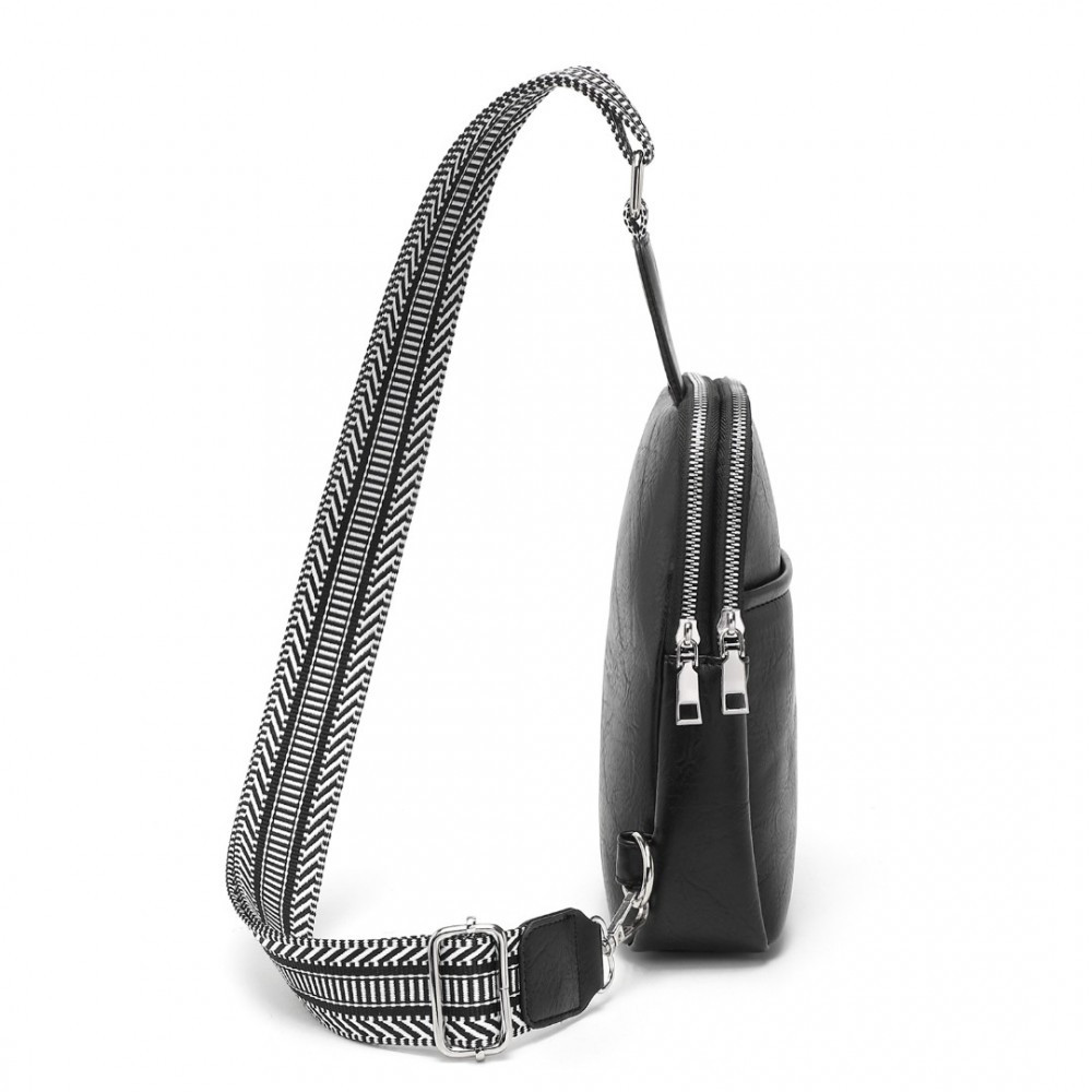 Czarna Torebka Saszetka Crossbody na Klatkę Piersiową Carel 