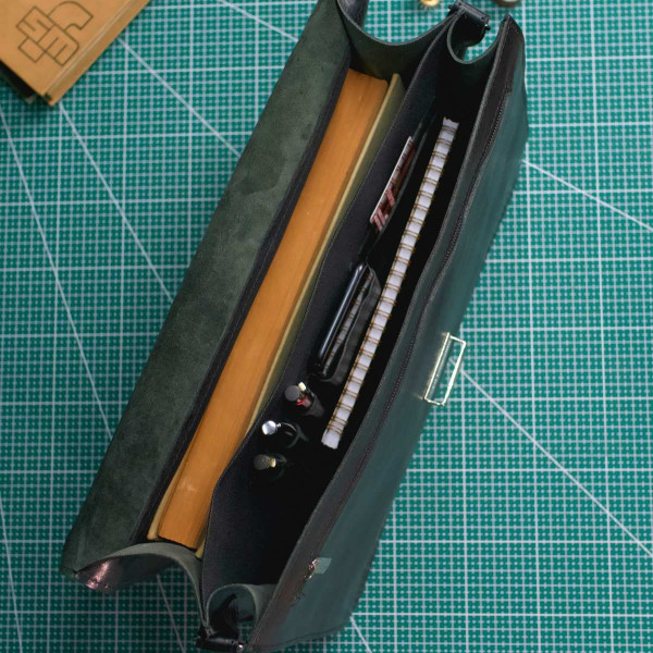 Czarna Teczka Vintage z klamrą Skórzana do Pracy na ramię Belveder BV41 