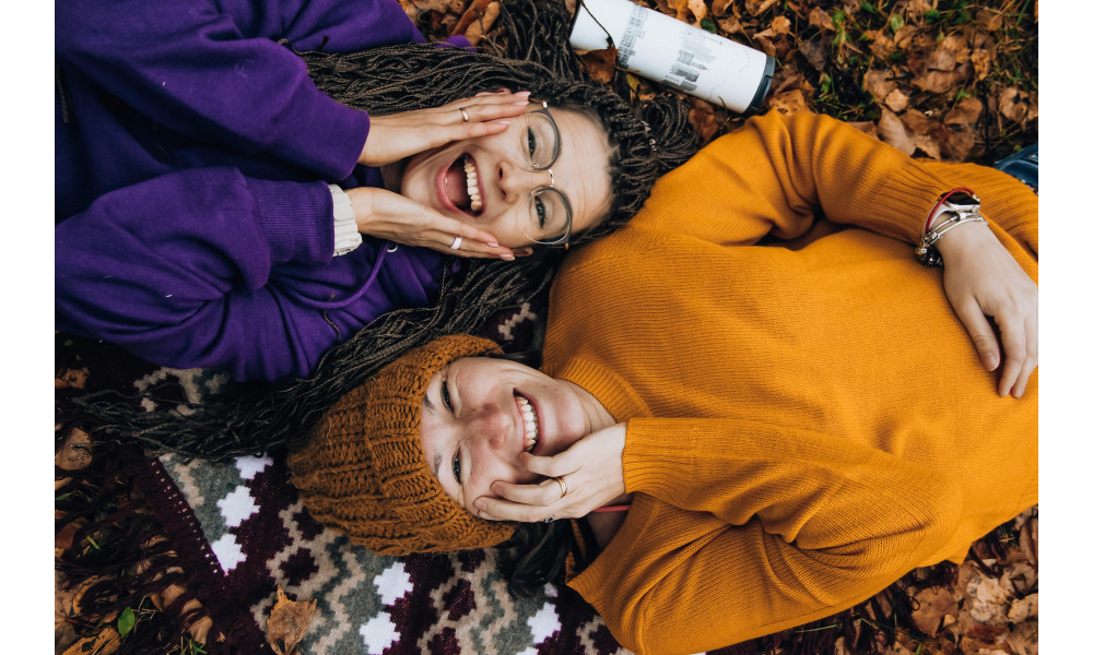 Najmodniejsze kolory jesień-zima 2024/2025 – zobacz, jak nosić je w dodatkach!