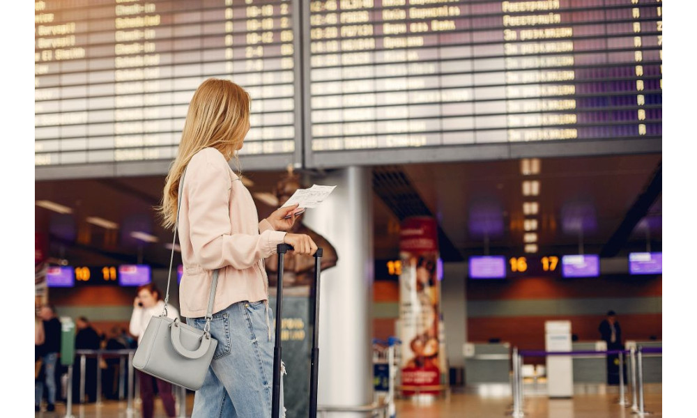 Pełna odprawa na lotnisku krok po kroku – jak wygląda i jak się do niej przygotować?