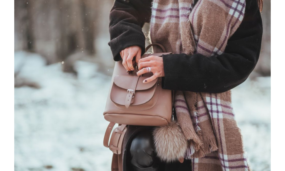 Jak nie zniszczyć skórzanej torebki zimą? Gotowy poradnik
