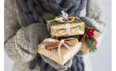 Pomysły na prezent świąteczny dla niej – galanteria, która zachwyci pod choinką